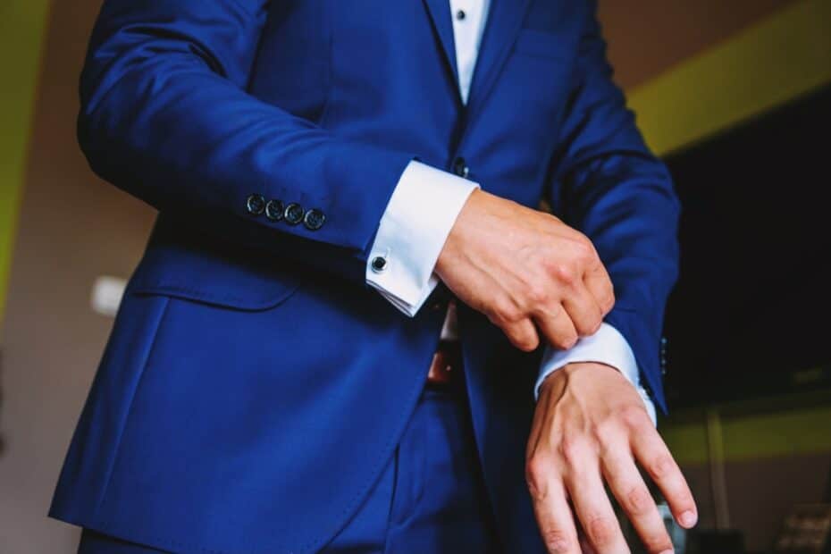 Homem escolhendo um terno para aluguel em Curitiba